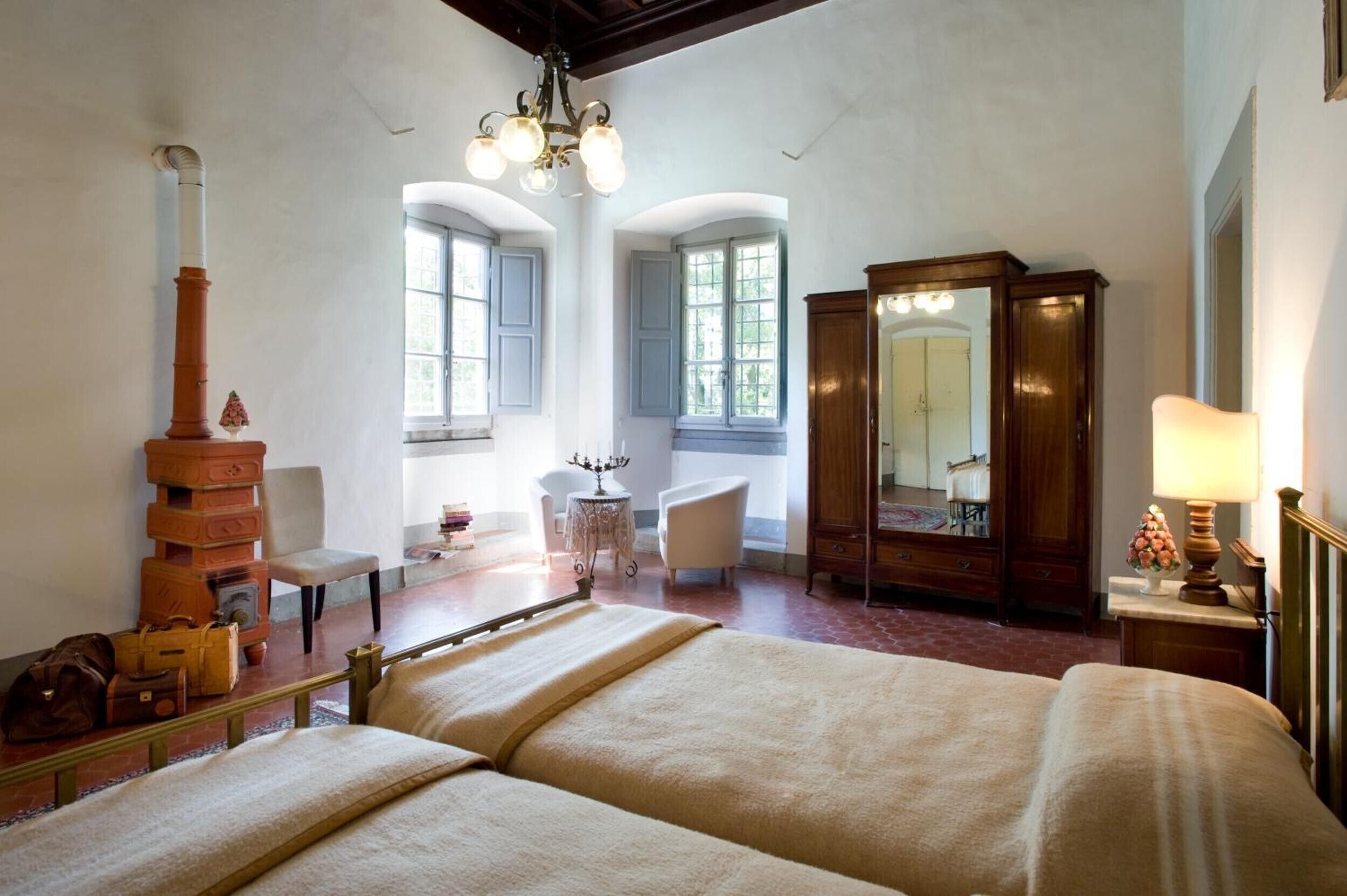 5 chambres, fer et planche à repasser, Wi-Fi, draps fournis