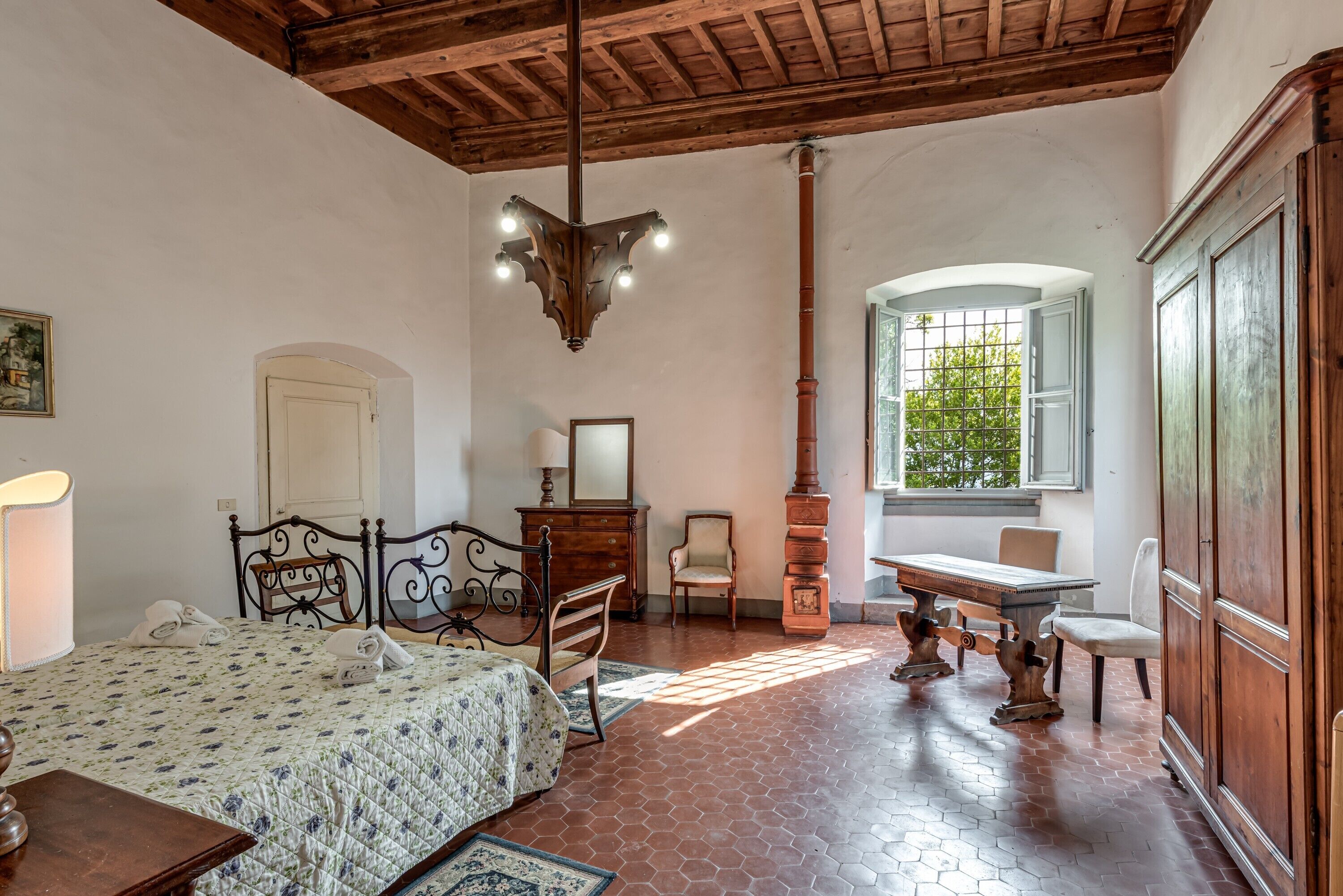 5 bedrooms, iron/ironing board, WiFi, bed sheets