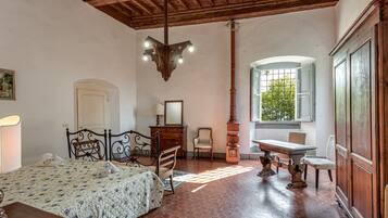 5 bedrooms, iron/ironing board, WiFi, bed sheets