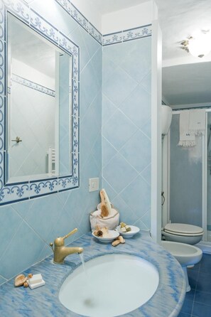 Bruser, hårtørrer, håndklæder