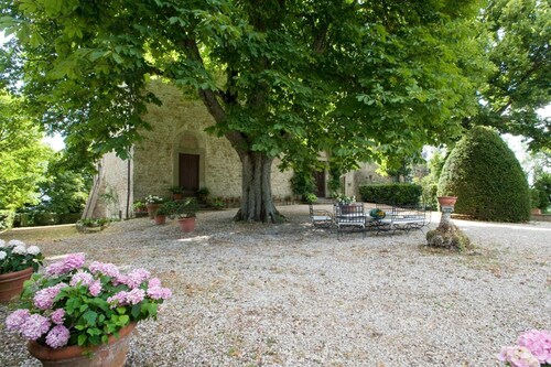 Villa Gemma-Barberino di Mugello with Lake View, Private Pool, Wi-Fi. Sleeps 6/8