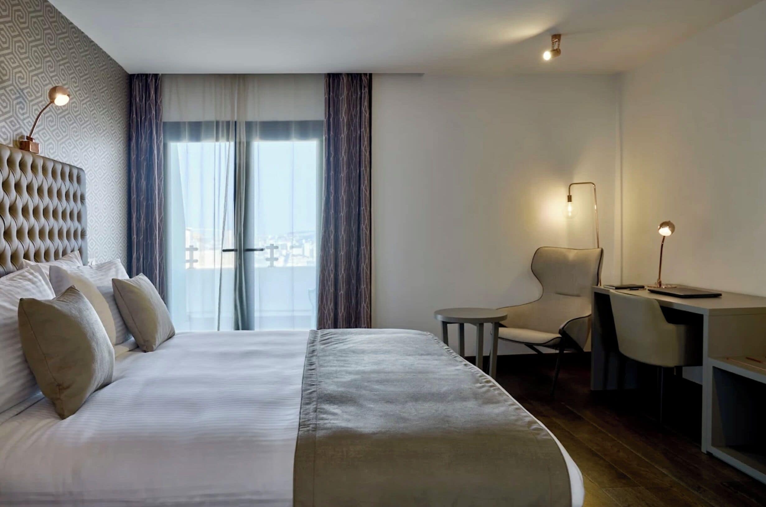 Habitación estándar con 1 cama matrimonial o 2 individuales | Ropa de cama de alta calidad y minibar 