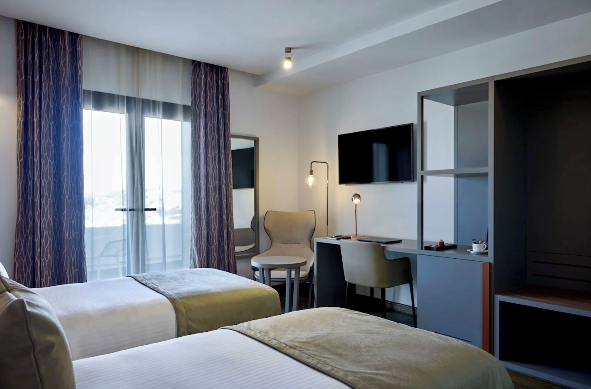 Habitación estándar con 1 cama doble o 2 individuales | Ropa de cama de alta calidad, minibar, caja fuerte y escritorio