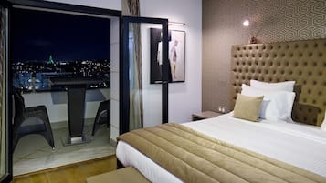 Standard-Doppel- oder -Zweibettzimmer | Zimmersafe, Schreibtisch, laptopgeeigneter Arbeitsplatz