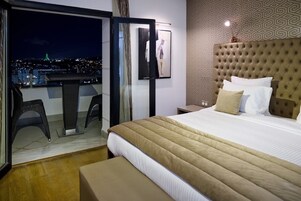 Standard Double or Twin Room | In-room safe, desk, laptop workspace, blackout drapes