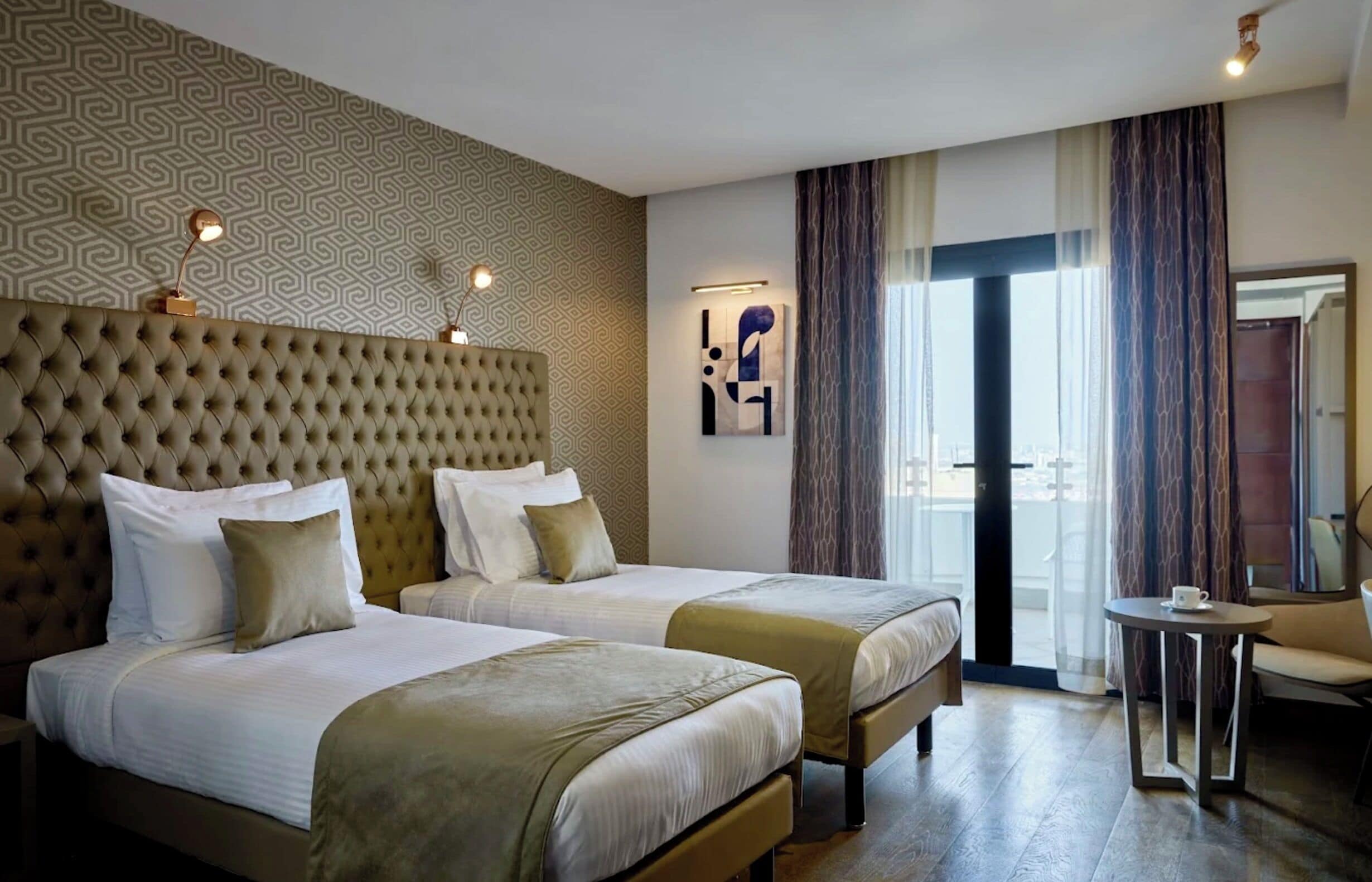 أغطية فراش متميزة وميني بار وخزنة داخل الغرفة ومكتب