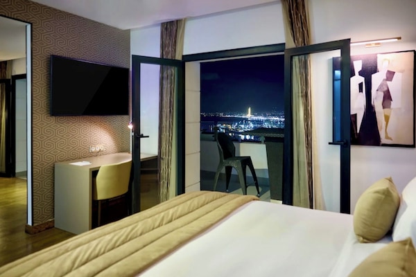 Premium bedding, minibar, in-room safe, desk