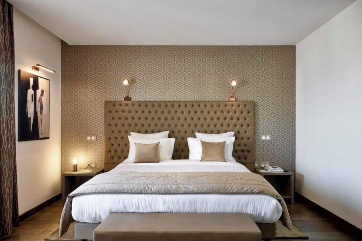 Standard-Doppel- oder -Zweibettzimmer | Zimmersafe, Schreibtisch, laptopgeeigneter Arbeitsplatz