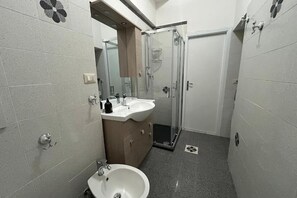 Shower, hair dryer, bidet, towels - Casetta Luigina - A relaxing corner with a view of the city (Monterotondo)