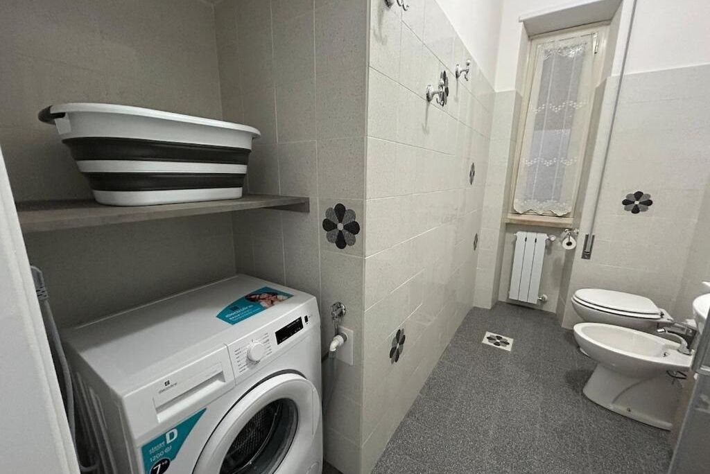 Ducha, secador de pelo, bidet, toallas