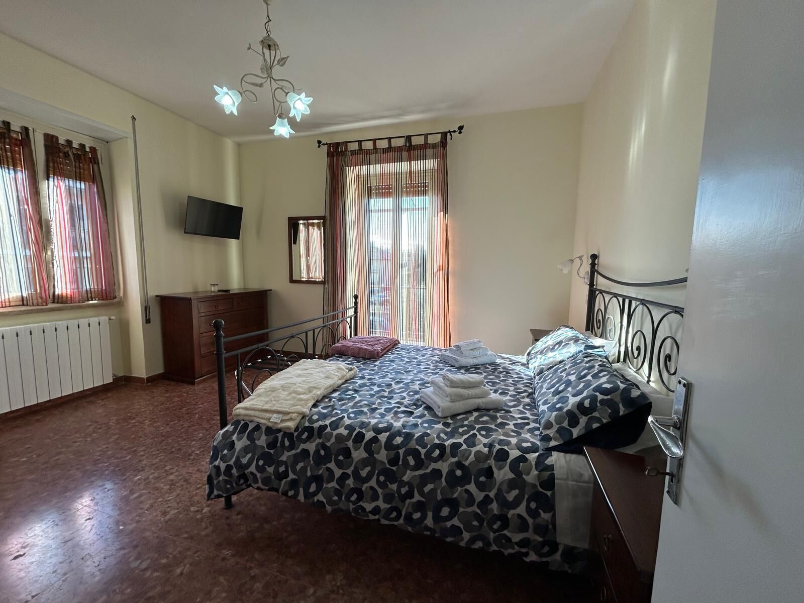 2 chambres, fer et planche à repasser, Wi-Fi, draps fournis