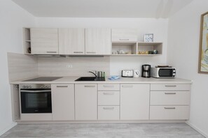 Private kitchen - Modern Seestern vacation apartment near the beach with terrace & garden by the forest (Kühlungsborn)
