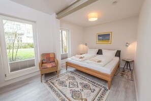WiFi, bed sheets - Modern Seestern vacation apartment near the beach with terrace & garden by the forest (Kühlungsborn)