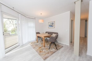 Dining - Modern Seestern vacation apartment near the beach with terrace & garden by the forest (Kühlungsborn)
