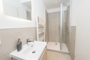 Shower, towels, soap, toilet paper - Quiet, beachfront Anker vacation apartment with terrace by the city forest (Kühlungsborn)