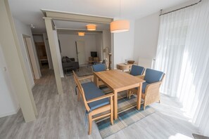 Dining - Quiet, beachfront Anker vacation apartment with terrace by the city forest (Kühlungsborn)