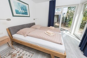 WiFi, bed sheets - Quiet, beachfront Anker vacation apartment with terrace by the city forest (Kühlungsborn)