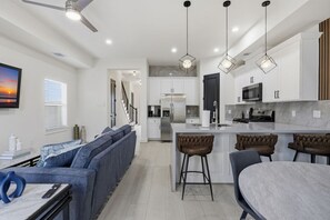 Interior - Upscale Duplex w/ 8 BDR 8 Min from NRG! (Houston)