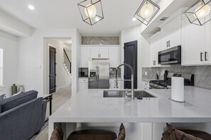 Fridge, microwave, oven, stovetop - Upscale Duplex w/ 8 BDR 8 Min from NRG! (Houston)