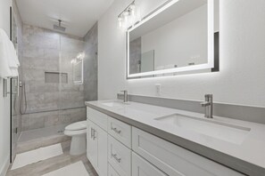 Hair dryer, towels - Upscale Duplex w/ 8 BDR 8 Min from NRG! (Houston)