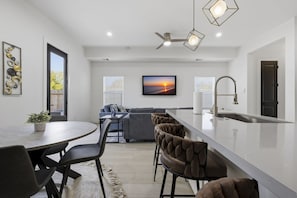 Dining - Upscale Duplex w/ 8 BDR 8 Min from NRG! (Houston)