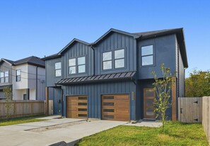 Exterior - Upscale Duplex w/ 8 BDR 8 Min from NRG! (Houston)