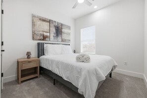 Desk, iron/ironing board, WiFi, bed sheets - Upscale Duplex w/ 8 BDR 8 Min from NRG! (Houston)