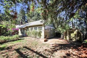 Exterior - Peaceful Garden Cottage Near UofO (Eugene)