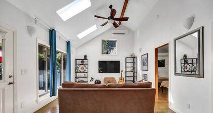 Peaceful Garden Cottage Near UofO