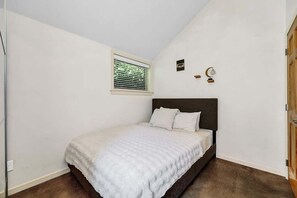 2 bedrooms, iron/ironing board, WiFi, bed sheets - Peaceful Garden Cottage Near UofO (Eugene)