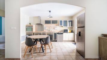 KylskÄp, mikrovÄgsugn, ugn och spishÀll