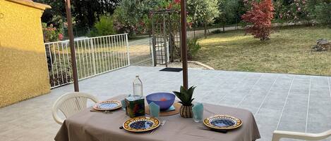 屋外ダイニングエリア