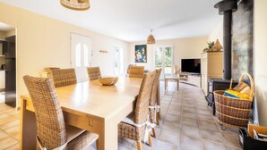 Dining - Les Brugiéres 3*, in a peaceful setting on the edge of the woods. (Salavas)