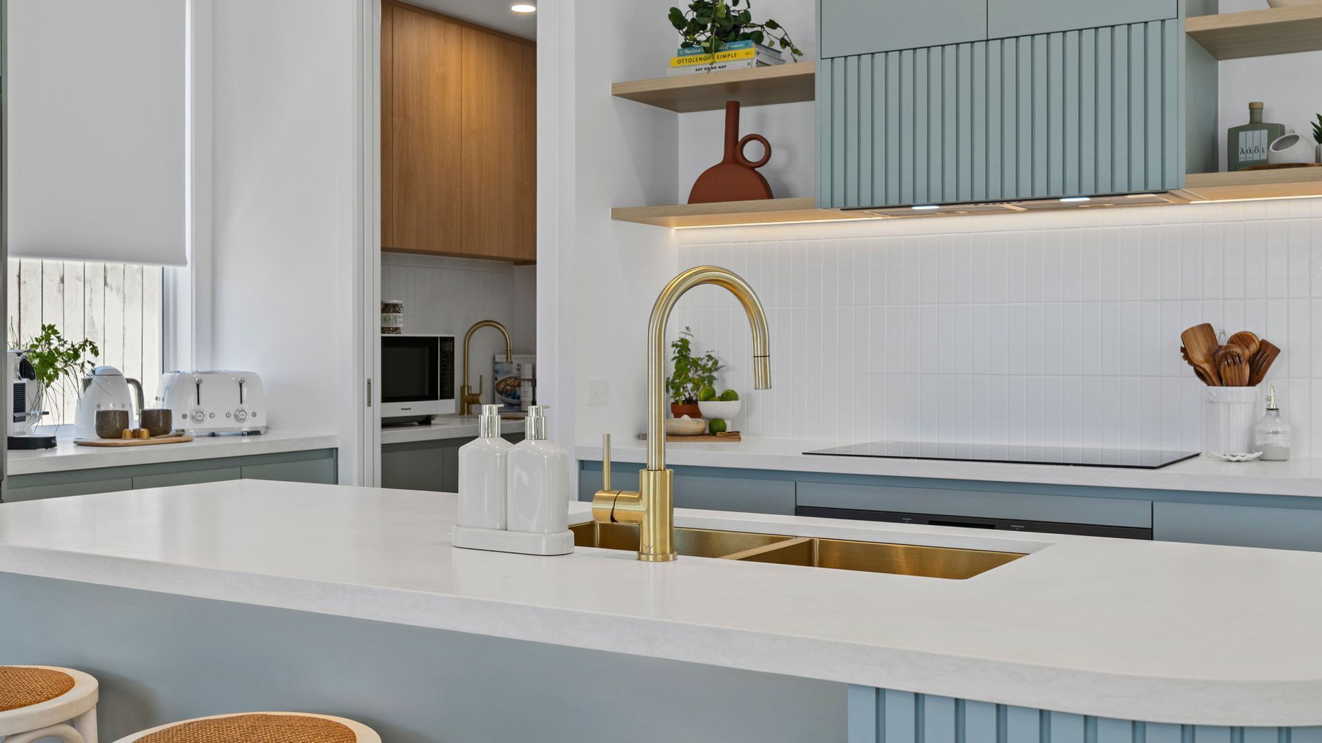 Microondas, horno, lavavajillas y cafetera y tetera 