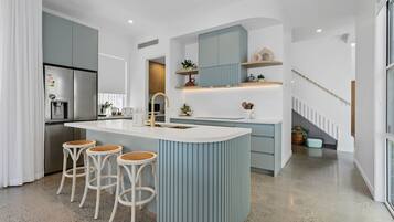 Microwave, oven, dishwasher, coffee/tea maker