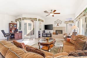 TV, offices - Desert Retreat with Fire Pit & Golf Views in Indio (Indio)