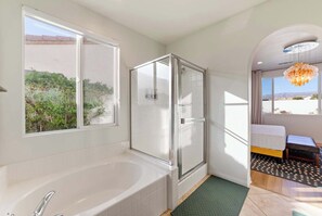 Shower, hair dryer, towels - Colorful California Vibes - Amazing Pool & Hot Tub (Indio)