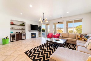 TV - Colorful California Vibes - Amazing Pool & Hot Tub (Indio)
