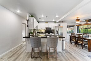 Jääkaappi, mikroaaltouuni, uuni, liesi