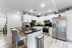 Jääkaappi, mikroaaltouuni, uuni, liesi