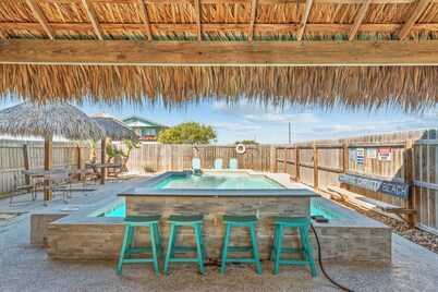 Cozy home with Harbor Bridge & Ocean views. Close to Beach