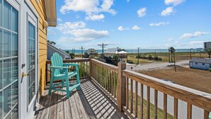 A wooden deck with a view of the ocean and beach houses. - Cozy home with Harbor Bridge & Ocean views. Close to Beach (Corpus Christi)
