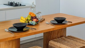Kühlschrank, Mikrowelle, Herdplatte, Wasserkocher