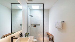 Dusche, Haartrockner, Bidet, Handtücher