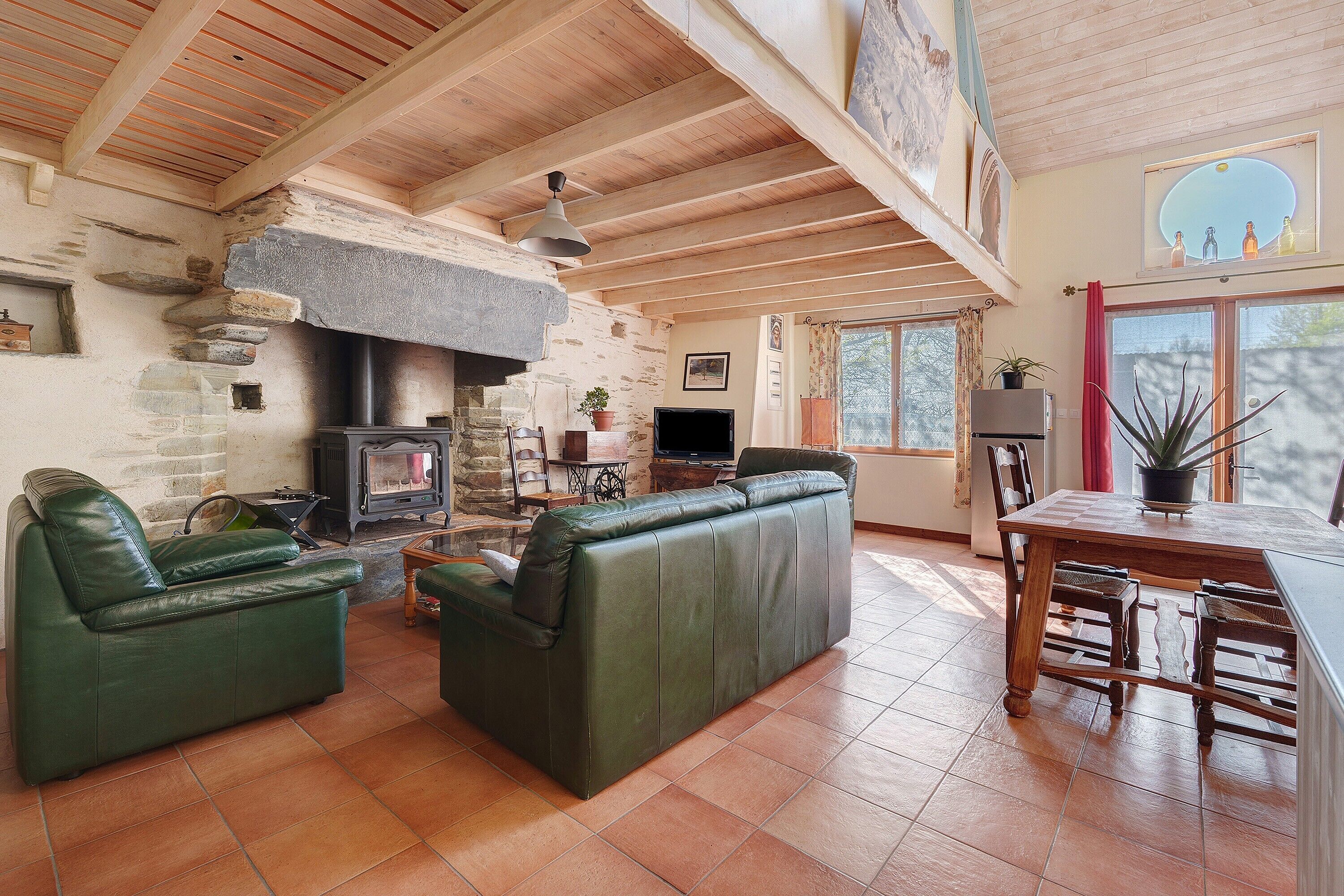 TV, fireplace, stereo