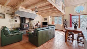 TV, fireplace, stereo