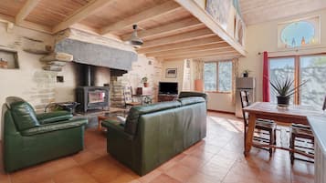 Tv, eldstad och en stereo