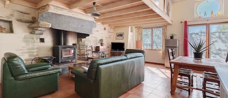 Televisie, een open haard en een stereo