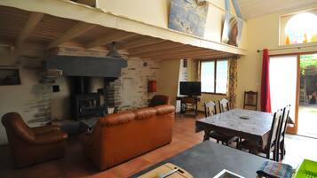 Tv, eldstad och en stereo