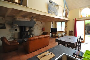 Tv, eldstad och en stereo